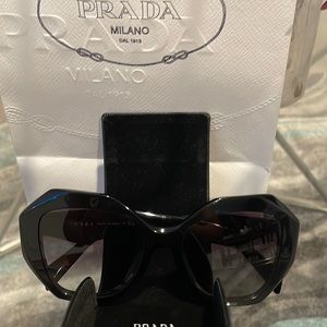 Prada Symbole
USD 410
Color GRADIENT SMOKY GRAY LENSES